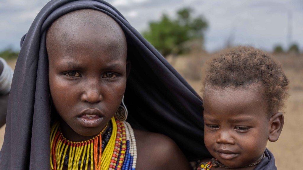 Massiver afrikanischer Stamm-Oma-Hintern